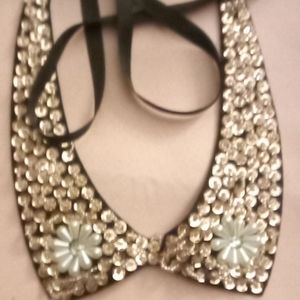 Necklace go white flowers black straps